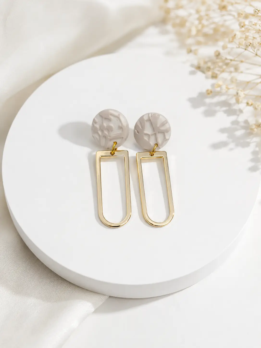 Ohrringe aus Polymerton „Creme & Gold Oval“