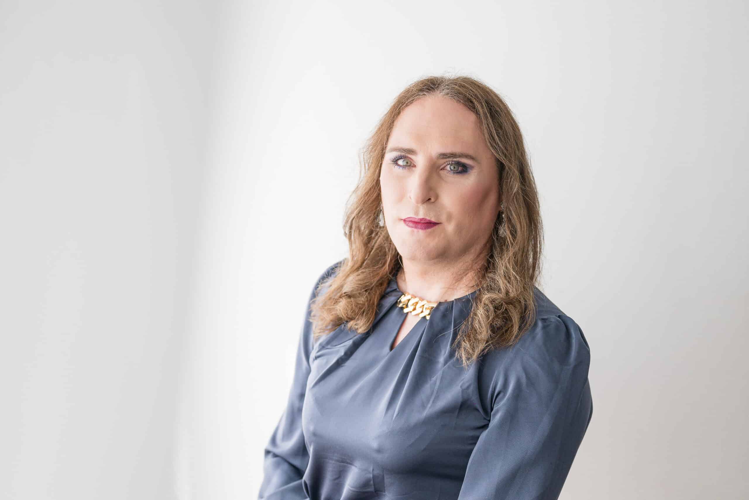 Transfrau mit elegantem Make-up und selbstbewusstem Ausdruck – Sinnbild für feminine Schönheit, Selbstvertrauen und Vielfalt.